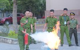 Xem các em nhỏ dập lửa, thoát hiểm trong đám cháy